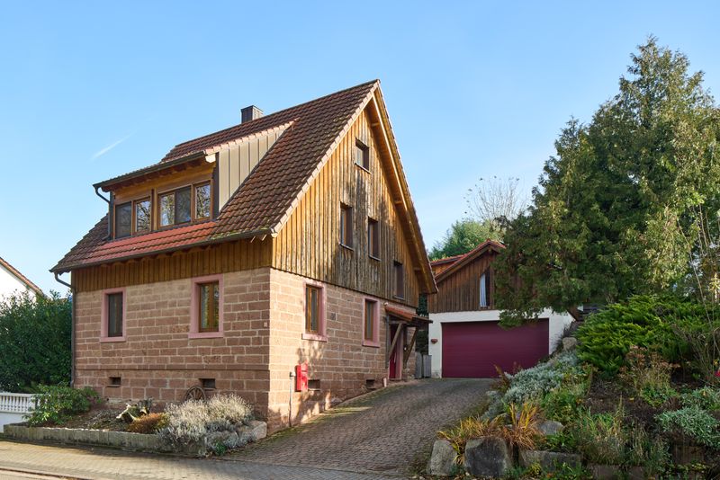 IHR TRAUMHAUS !! Top saniertes EFH mit Doppelgarage und separatem Apartment !!